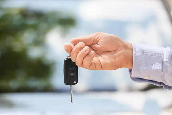 Homme Avec Clé Voiture Extérieur — Photo