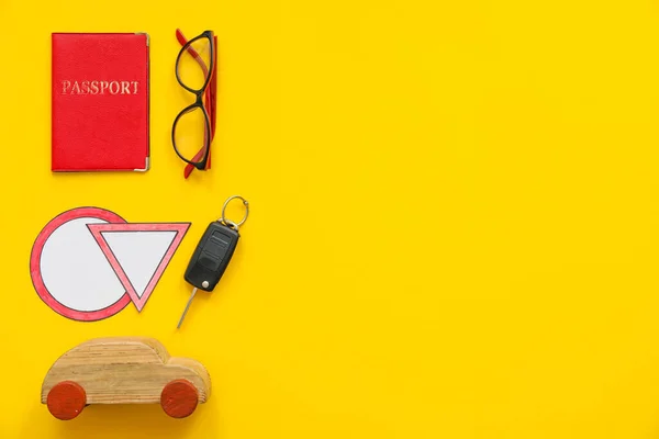 Klucz Samochodem Paszportem Okularami Znakami Drogowymi Tle Koloru — Zdjęcie stockowe