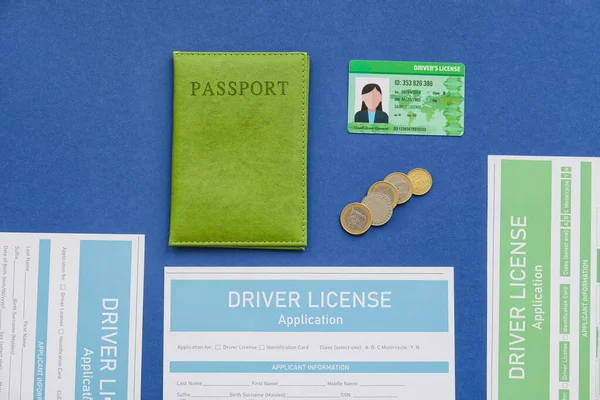 Licencia Conducir Con Pasaporte Formularios Solicitud Color Fondo — Foto de Stock