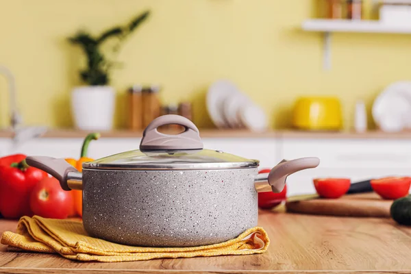 Kokegryte Produkter Bordet Kjøkkenet – stockfoto