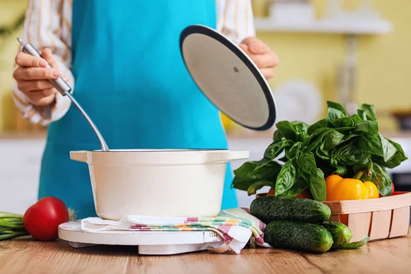 Vrouw Kookt Eten Keuken — Stockfoto