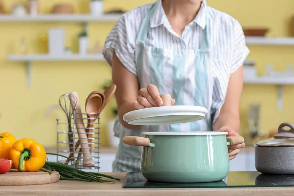 Mujer Cocinando Cena Cocina —  Fotos de Stock