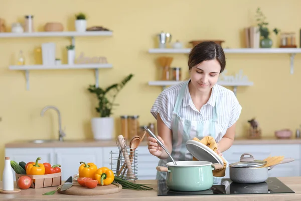 Egy Vacsorát Főz Konyhában — Stock Fotó