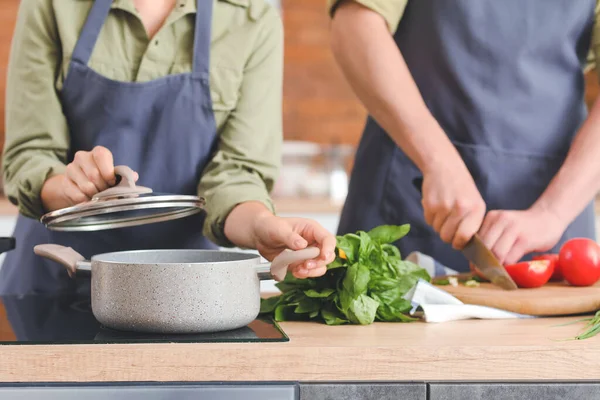 Young Couple Cooking Dinner Kitchen — Stock Photo, Image