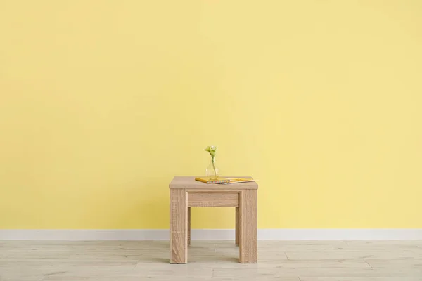 Kleiner Holztisch Der Nähe Der Wand — Stockfoto