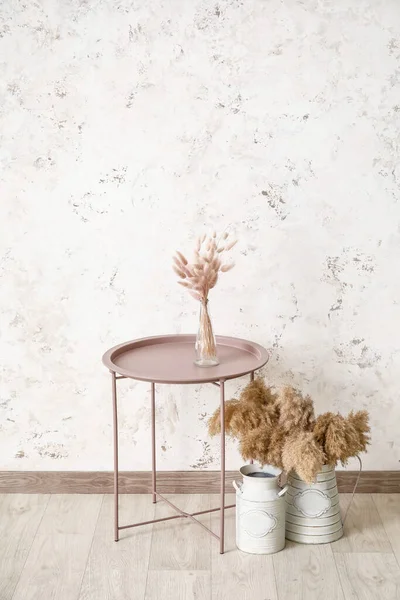 Tisch Und Vasen Mit Floralem Dekor Der Nähe Der Lichtwand — Stockfoto
