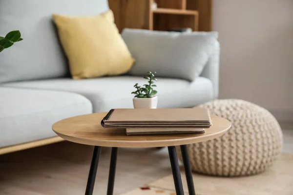 Interior Sala Estar Con Mesa Pequeña —  Fotos de Stock