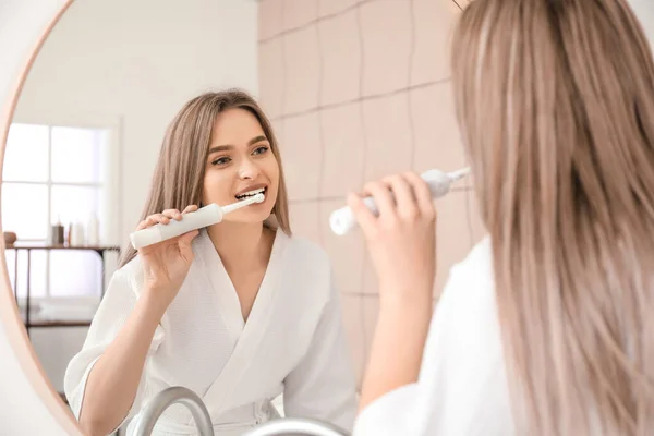 Jeune Femme Brossant Les Dents Dans Salle Bain — Photo