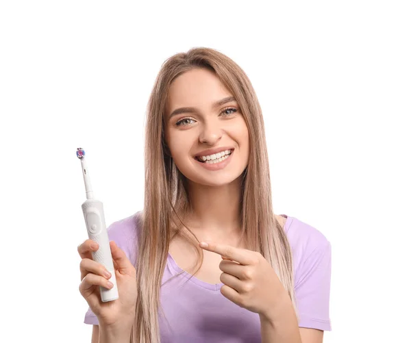 Ung Kvinna Med Elektrisk Tandborste Vit Bakgrund — Stockfoto