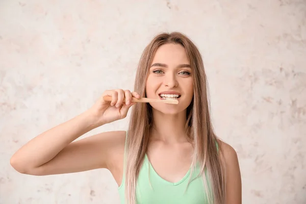 Νεαρή Γυναίκα Ξύλινη Οδοντόβουρτσα Ανοιχτό Φόντο — Φωτογραφία Αρχείου