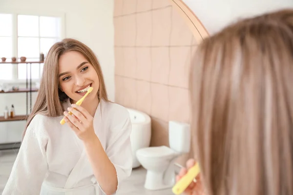 Młoda Kobieta Myje Zęby Łazience — Zdjęcie stockowe