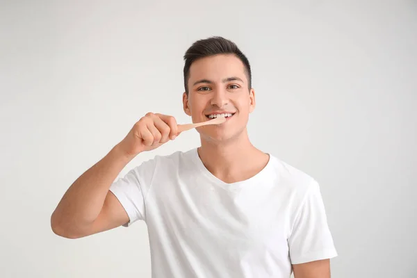 Joven Con Cepillo Dientes Sobre Fondo Claro —  Fotos de Stock