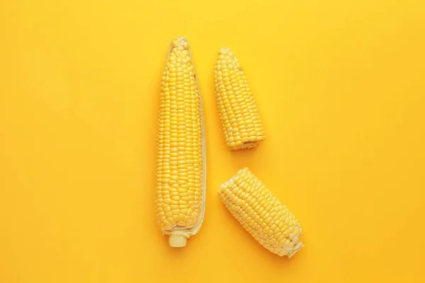 Świeże Kolby Kukurydzy Tle Koloru — Zdjęcie stockowe