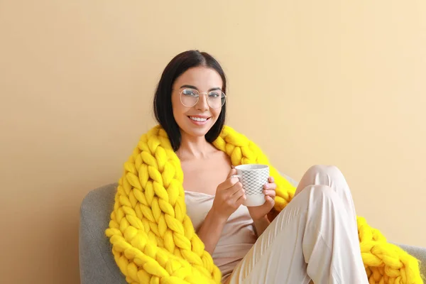 Mulher Bonita Com Xadrez Quente Bebendo Chá Enquanto Sentado Poltrona — Fotografia de Stock