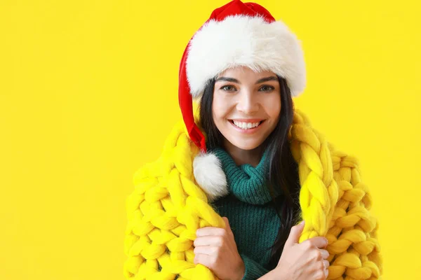 戴着圣诞礼帽的年轻貌美 背景是色彩艳丽的格子花色 — 图库照片