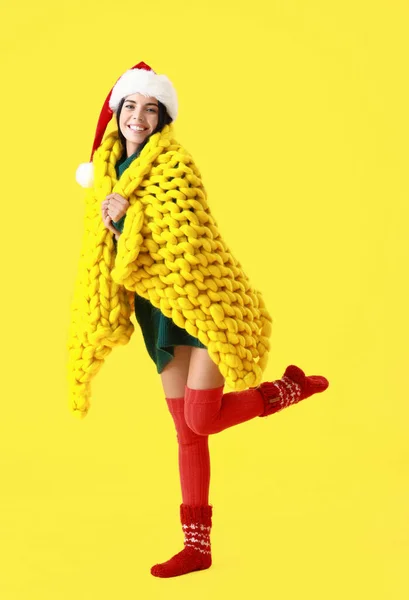 Beautiful Young Woman Santa Hat Warm Plaid Color Background — Stock Photo, Image