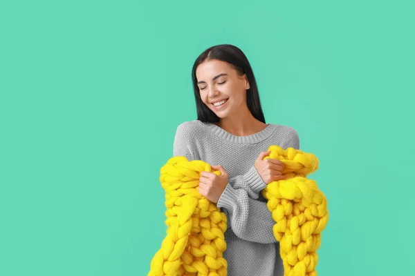 Hermosa Mujer Joven Con Cuadros Calientes Sobre Fondo Color — Foto de Stock