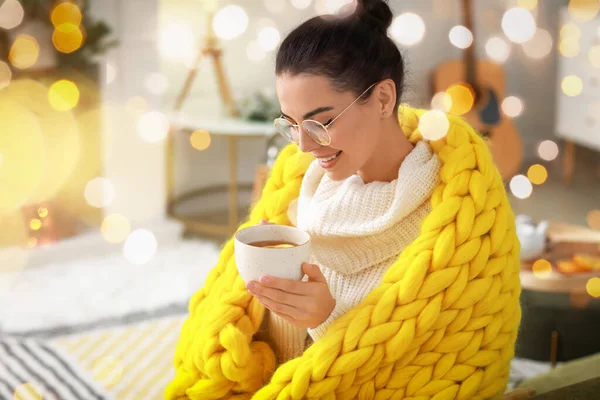 Schöne Junge Frau Mit Warmem Karo Trinkt Tee Hause — Stockfoto