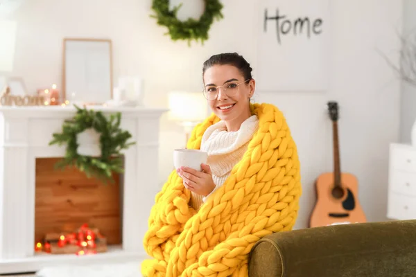 Schöne Junge Frau Mit Warmem Karo Trinkt Tee Hause — Stockfoto