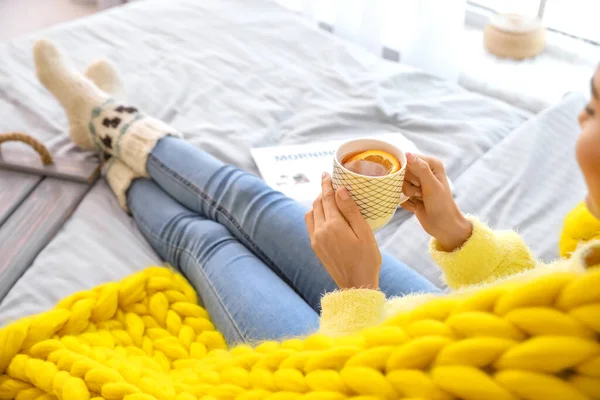 Schöne Junge Frau Mit Warmem Karo Trinkt Tee Bett — Stockfoto