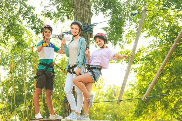 Adolescentes Escalando Parque Aventura — Fotografia de Stock