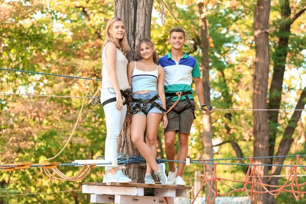 Adolescentes Escalando Parque Aventura — Fotografia de Stock