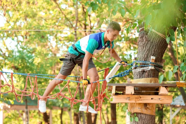 Teenage Boy Climbing Adventure Park — Stock Photo, Image