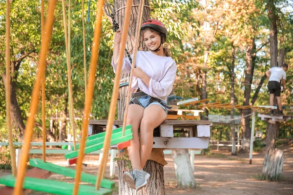 Дівчина Підліток Скелелазіння Парку Пригод — стокове фото