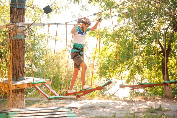 Teenage Boy Climbing Adventure Park — Stock Photo, Image