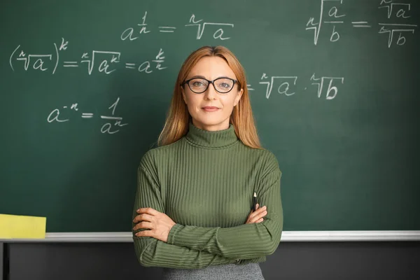 Guru Matematika Matang Dekat Papan Tulis Kelas — Stok Foto