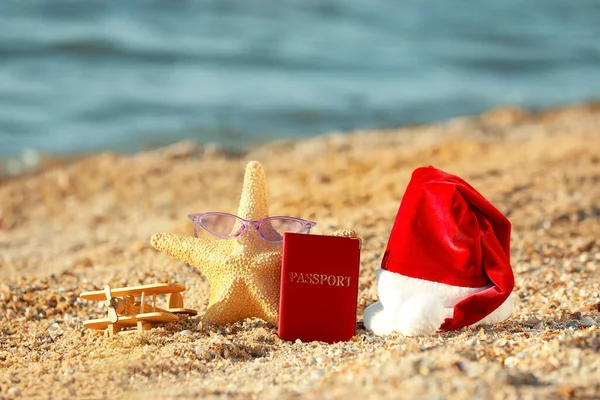 Санта Шляпа Паспорт Морская Звезда Подарок Пляже Песка Рождественские Каникулы — стоковое фото