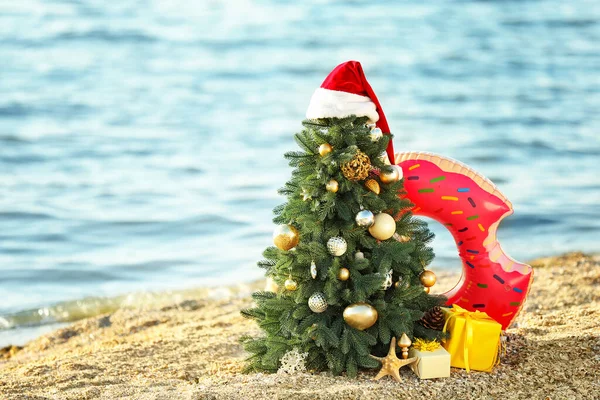 Gedecoreerde Kerstboom Opblaasbare Ring Geschenken Het Strand Zand Vakantieconcept — Stockfoto