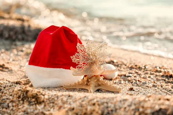 Kerstmuts Zeesterren Decor Het Strand Kerstvakantie Concept — Stockfoto