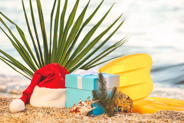 Санта Капелюх Подарунки Весла Тропічний Лист Морському Пляжі Концепція Різдвяних — стокове фото