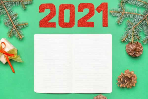 Cuaderno Vacío Con Decoración Navideña Figura 2021 Sobre Fondo Color — Foto de Stock