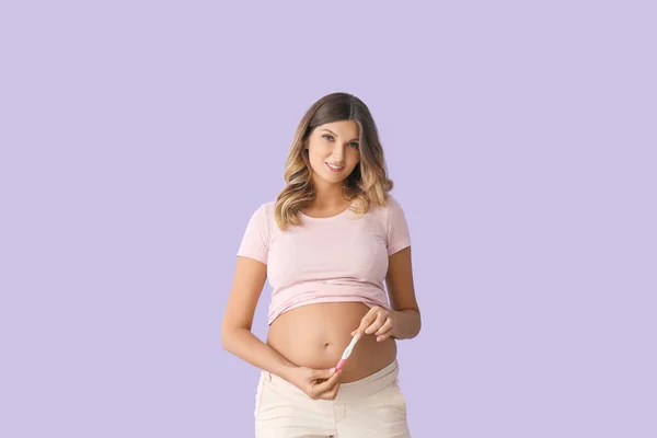 Όμορφη Έγκυος Γυναίκα Δοκιμή Στο Φόντο Χρώμα — Φωτογραφία Αρχείου
