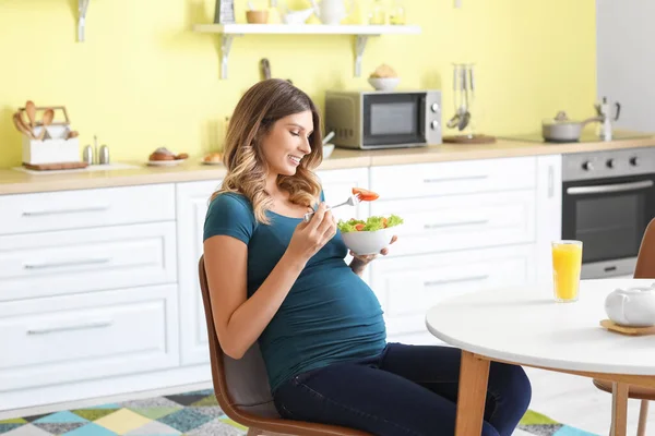 Mulher Grávida Bonita Comer Salada Legumes Saudável Cozinha — Fotografia de Stock