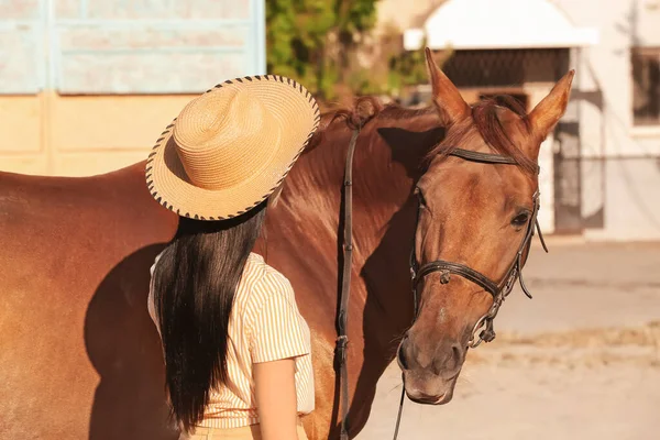Piękna Młoda Kobieta Cute Konia Świeżym Powietrzu — Zdjęcie stockowe