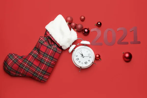 新年作文 配色背景上的时钟 — 图库照片
