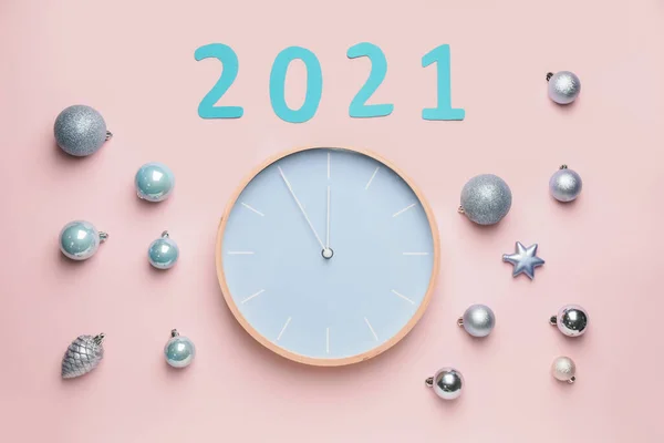 色の背景に時計と新年の組成 — ストック写真