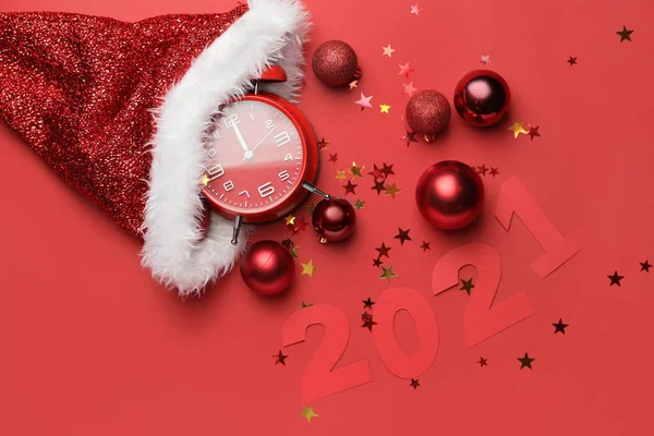 新年作文 配色背景上的时钟 — 图库照片