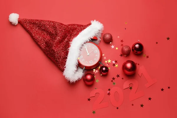 Composición Año Nuevo Con Reloj Sobre Fondo Color — Foto de Stock