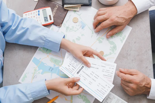 旅行社为顾客提供未来办公室旅行的车票 — 图库照片