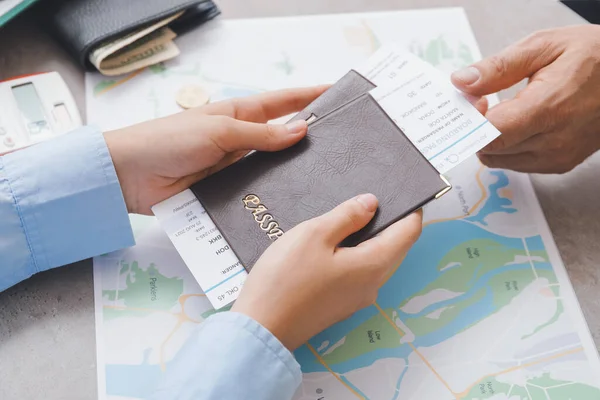 여행사 직원이 미래의 사무실 여행을 고객에게 서류를 제공하는 — 스톡 사진