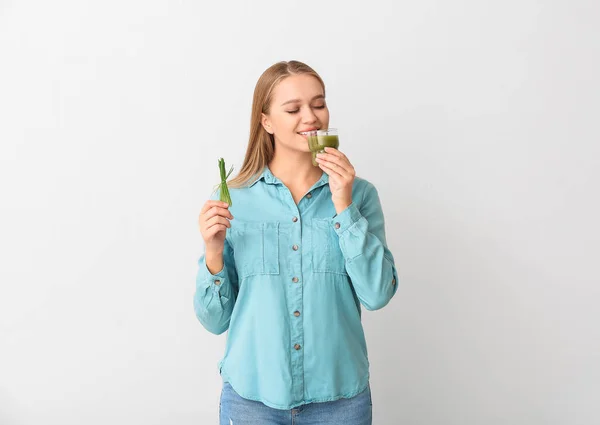 Mujer Joven Con Jugo Hierba Trigo Sobre Fondo Claro — Foto de Stock