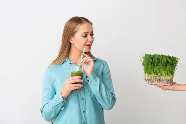 Junge Frau Mit Weizengrassaft Auf Hellem Hintergrund — Stockfoto