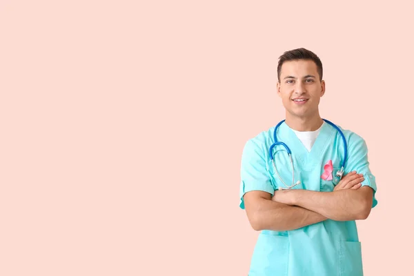 Lekarz Różową Wstążką Tle Koloru Koncepcja Świadomości Raka Piersi — Zdjęcie stockowe