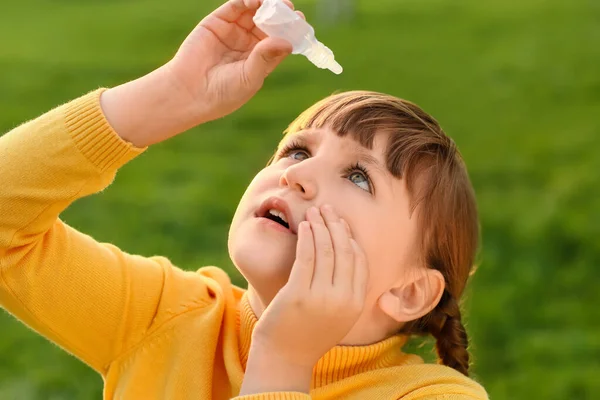 Маленька Дівчинка Алергією Використовує Краплі Очей Відкритому Повітрі — стокове фото