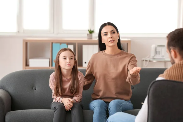 Madre Con Hija Pequeña Consultorio Del Psicólogo — Foto de Stock