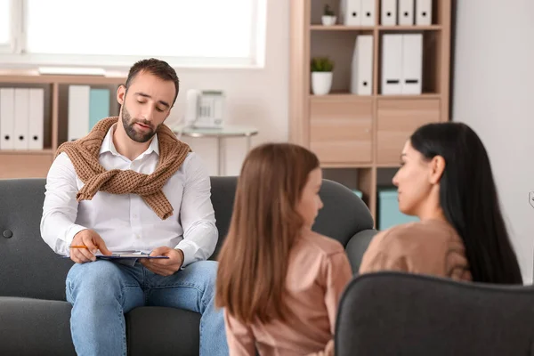 Psicólogo Masculino Que Trabaja Con Familia Consultorio — Foto de Stock